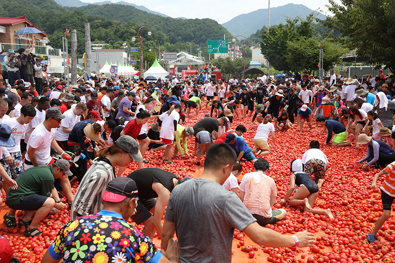 행사관계자들이 (주)오뚜기가 준비한 1000인분의 파스타를 만들고 있다.